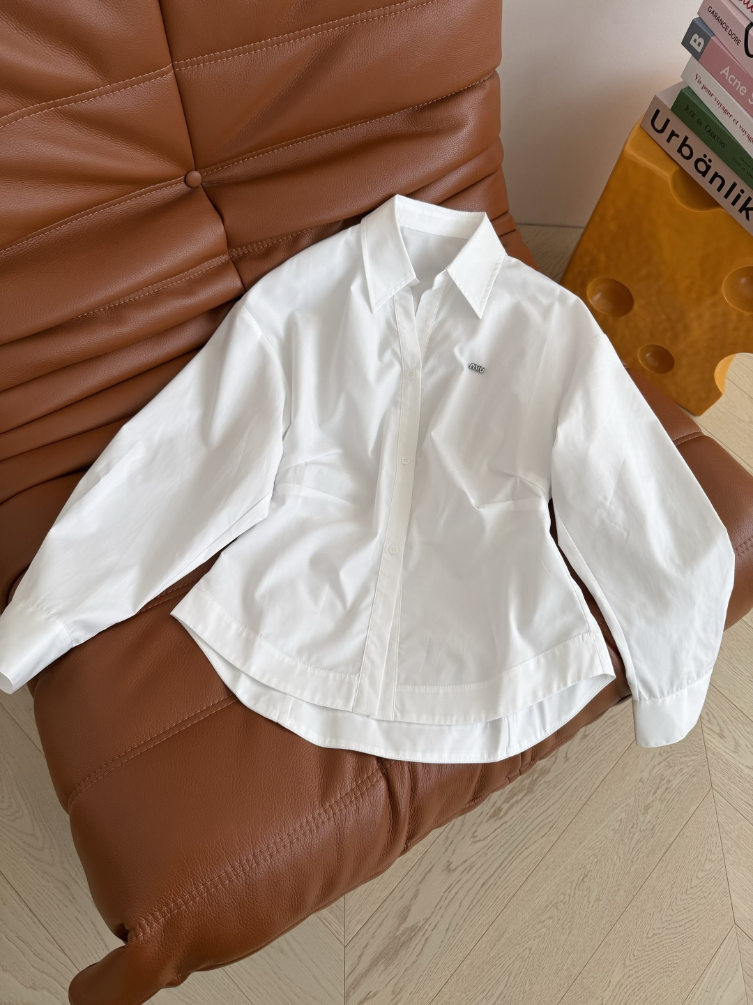 26早春系列 褶皱收腰设计白衬衫 完美的一款白衬衫 显瘦显腰型 腰部采用捏褶设计收腰剪裁 贴合腰型但不会