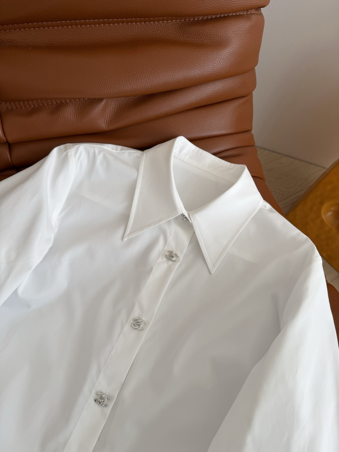 Vintage中古风 26早春 中古银色金属扣装饰衬衫 袖口拼接压褶设计 敲好看 自带温柔的感觉 让白衬