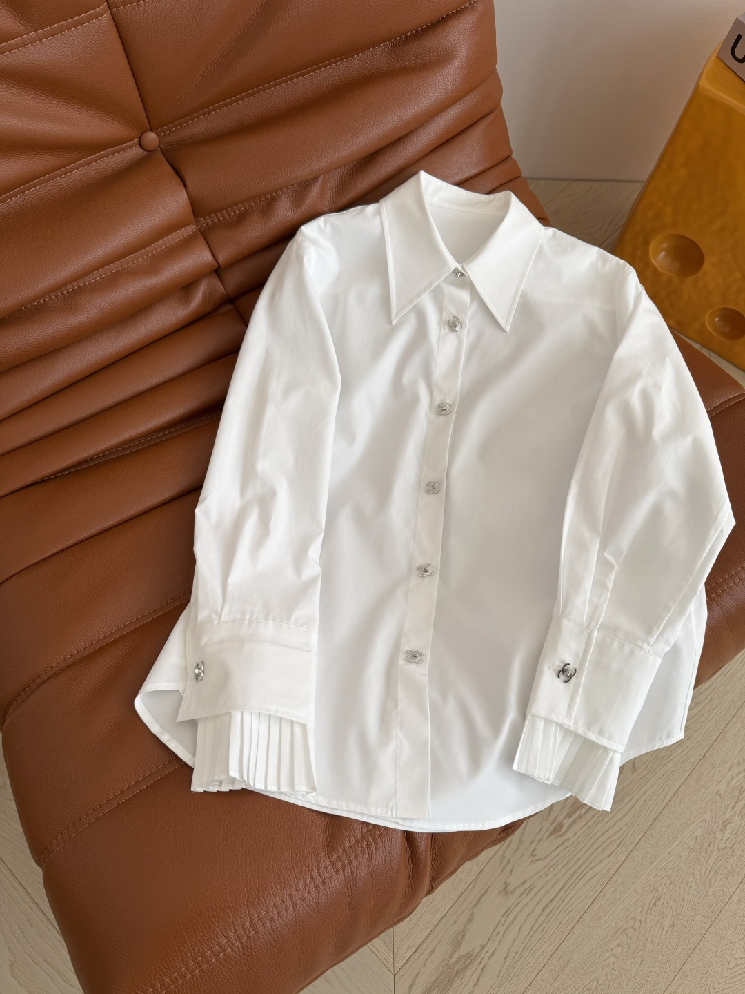 Vintage中古风 26早春 中古银色金属扣装饰衬衫 袖口拼接压褶设计 敲好看 自带温柔的感觉 让白衬