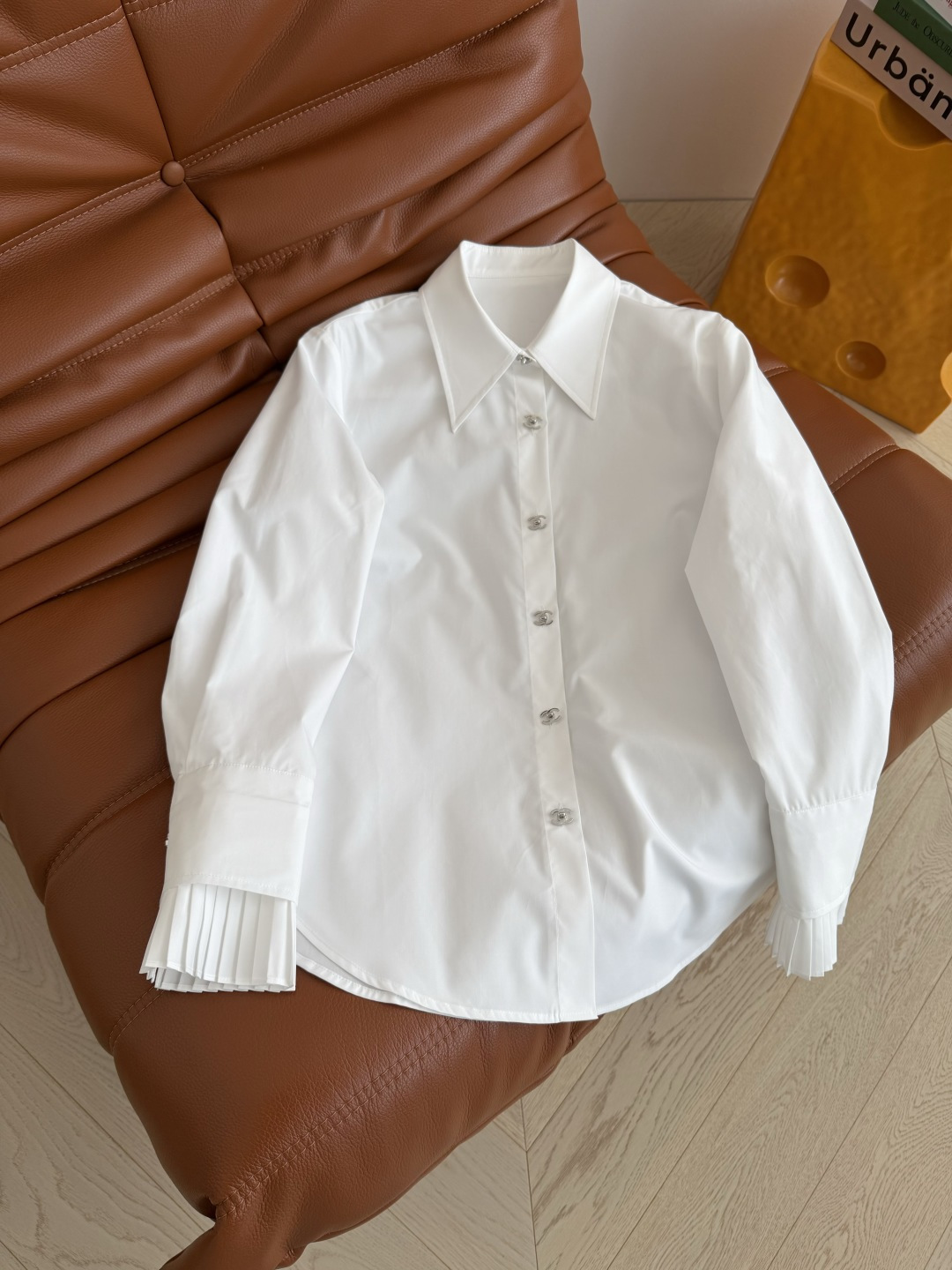 Vintage中古风 26早春 中古银色金属扣装饰衬衫 袖口拼接压褶设计 敲好看 自带温柔的感觉 让白衬