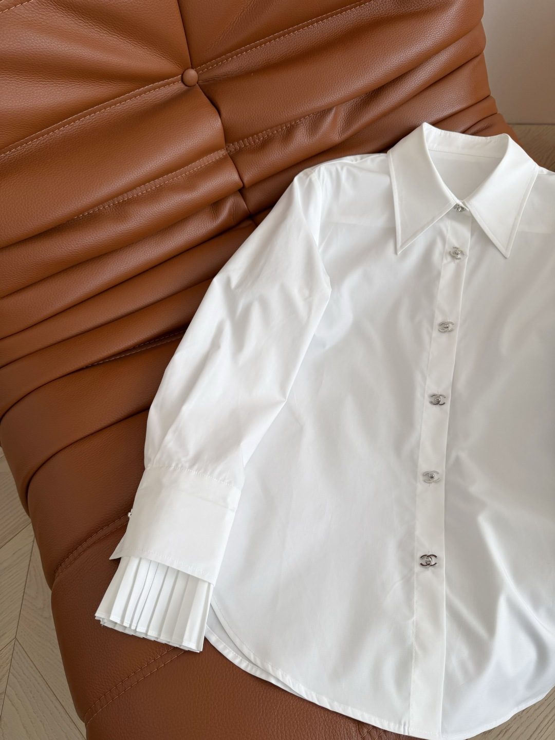 Vintage中古风 26早春 中古银色金属扣装饰衬衫 袖口拼接压褶设计 敲好看 自带温柔的感觉 让白衬