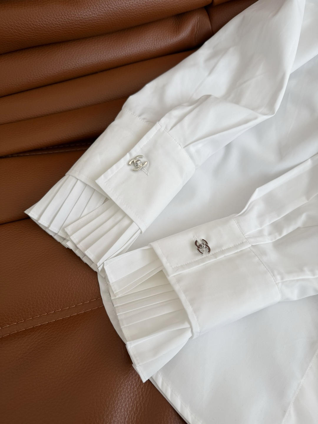 Vintage中古风 26早春 中古银色金属扣装饰衬衫 袖口拼接压褶设计 敲好看 自带温柔的感觉 让白衬