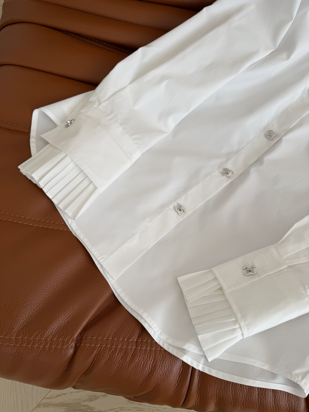 Vintage中古风 26早春 中古银色金属扣装饰衬衫 袖口拼接压褶设计 敲好看 自带温柔的感觉 让白衬