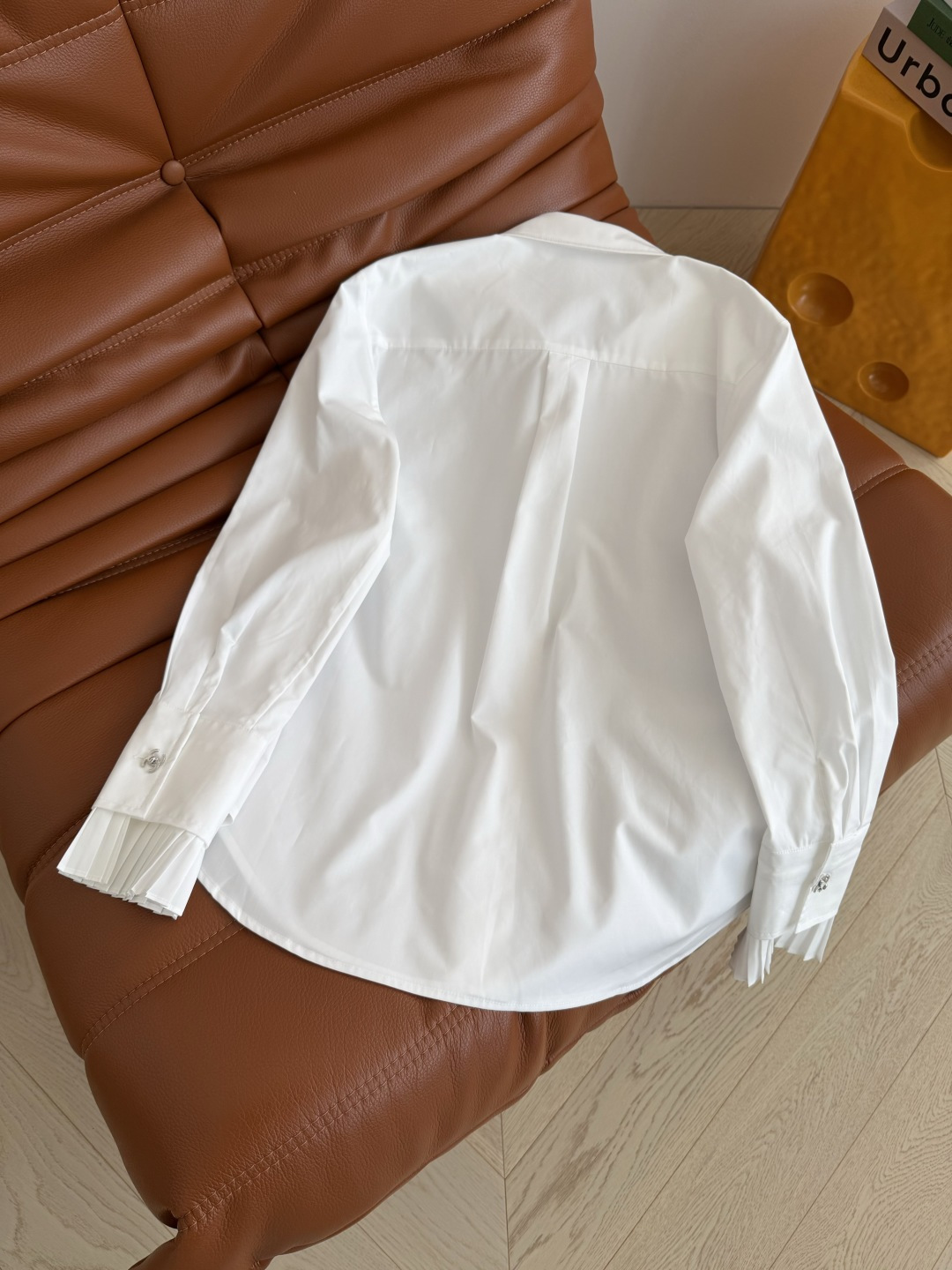 Vintage中古风 26早春 中古银色金属扣装饰衬衫 袖口拼接压褶设计 敲好看 自带温柔的感觉 让白衬