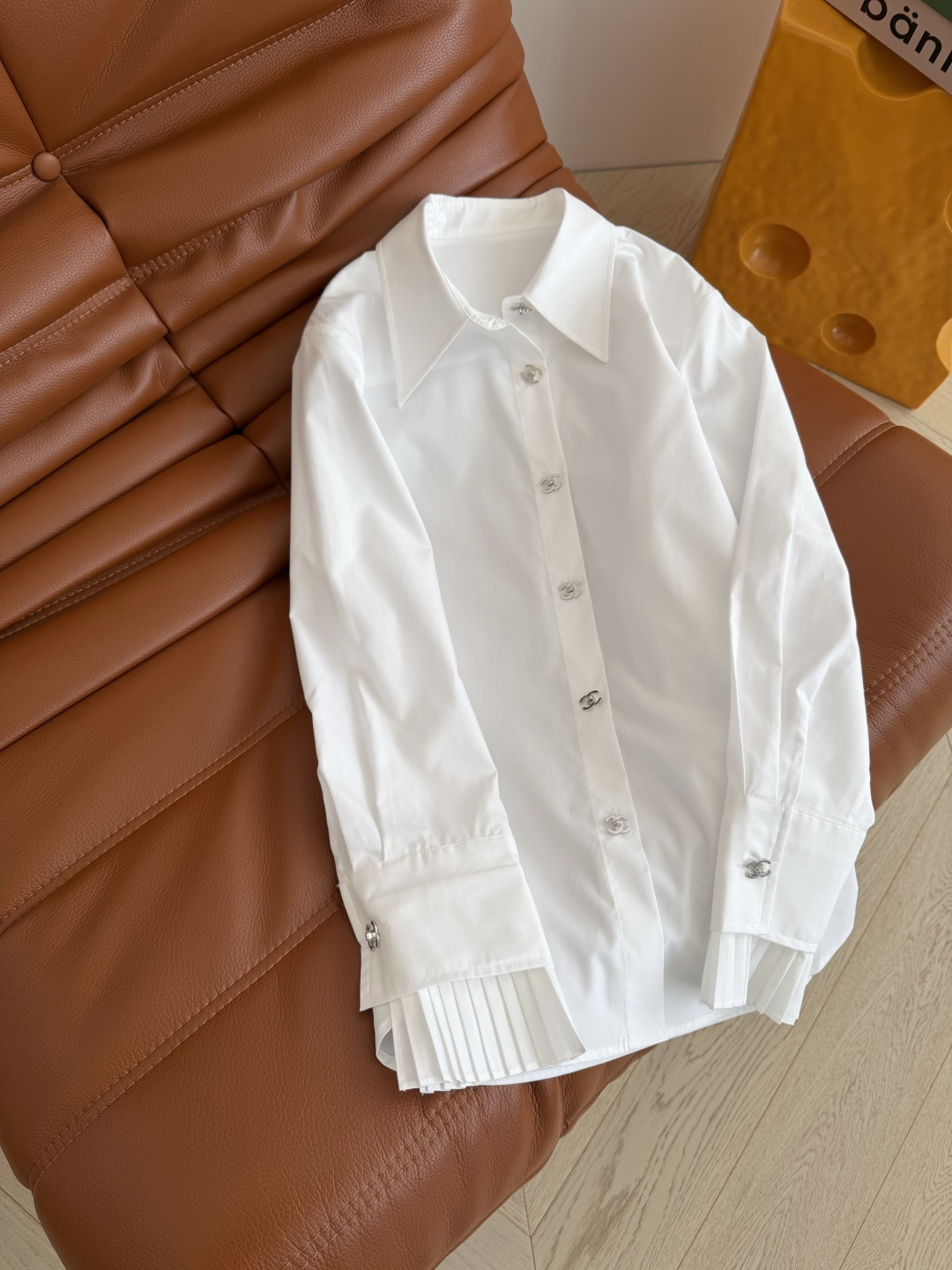 Vintage中古风 26早春 中古银色金属扣装饰衬衫 袖口拼接压褶设计 敲好看 自带温柔的感觉 让白衬