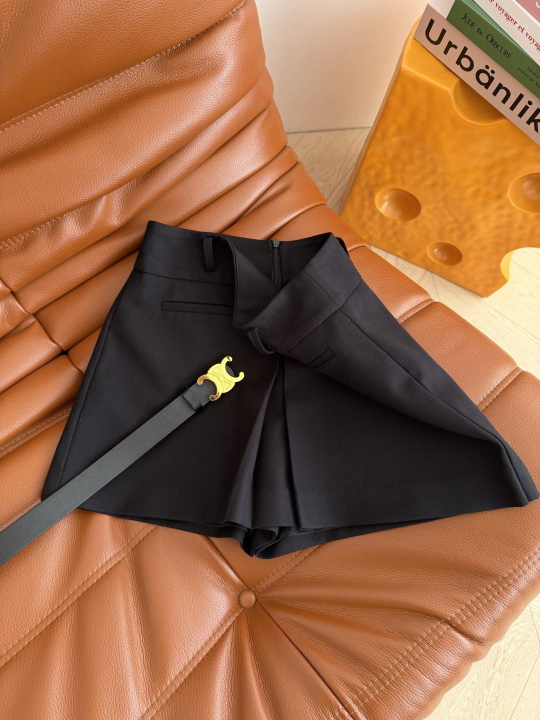 26早春新款🧡🧡凯旋门腰带装饰开叉裤裙 显长腿穿搭 外面看着是半裙 实际上里面是短裤设计 上身妥妥的一米