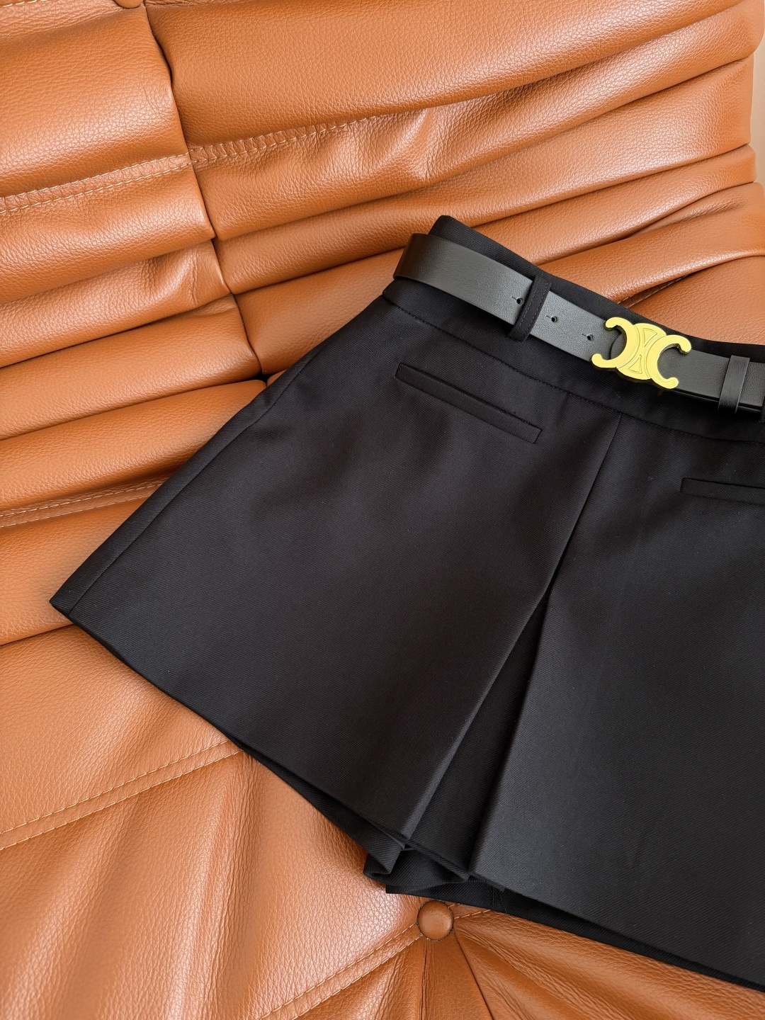 26早春新款🧡🧡凯旋门腰带装饰开叉裤裙 显长腿穿搭 外面看着是半裙 实际上里面是短裤设计 上身妥妥的一米