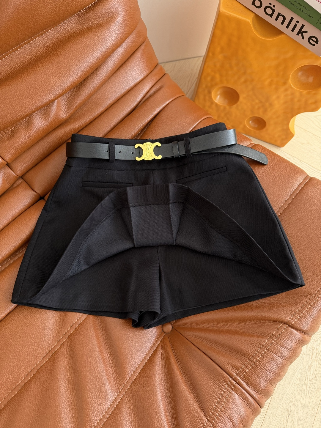 26早春新款🧡🧡凯旋门腰带装饰开叉裤裙 显长腿穿搭 外面看着是半裙 实际上里面是短裤设计 上身妥妥的一米