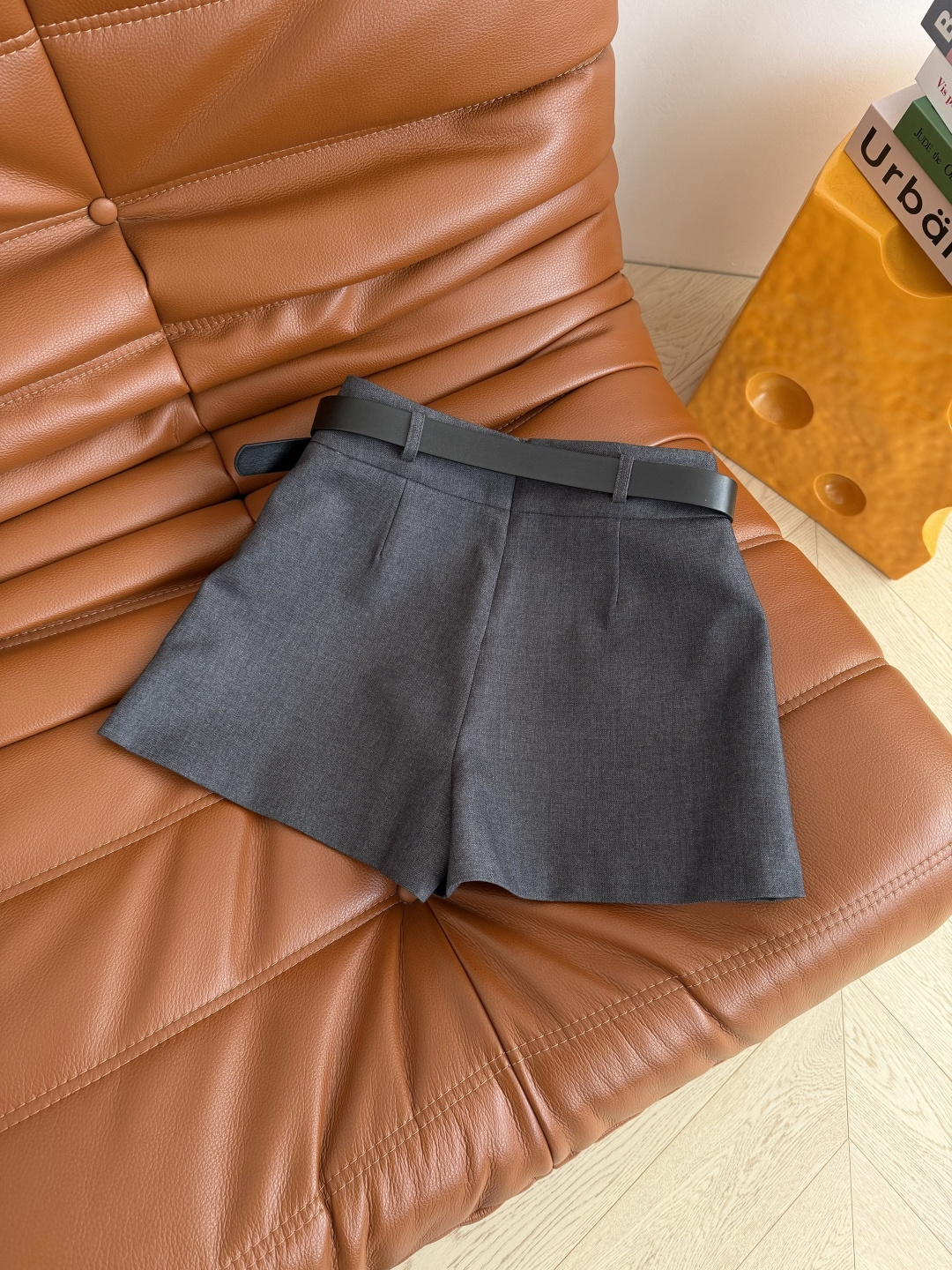 26早春新款🧡🧡凯旋门腰带装饰开叉裤裙 显长腿穿搭 外面看着是半裙 实际上里面是短裤设计 上身妥妥的一米