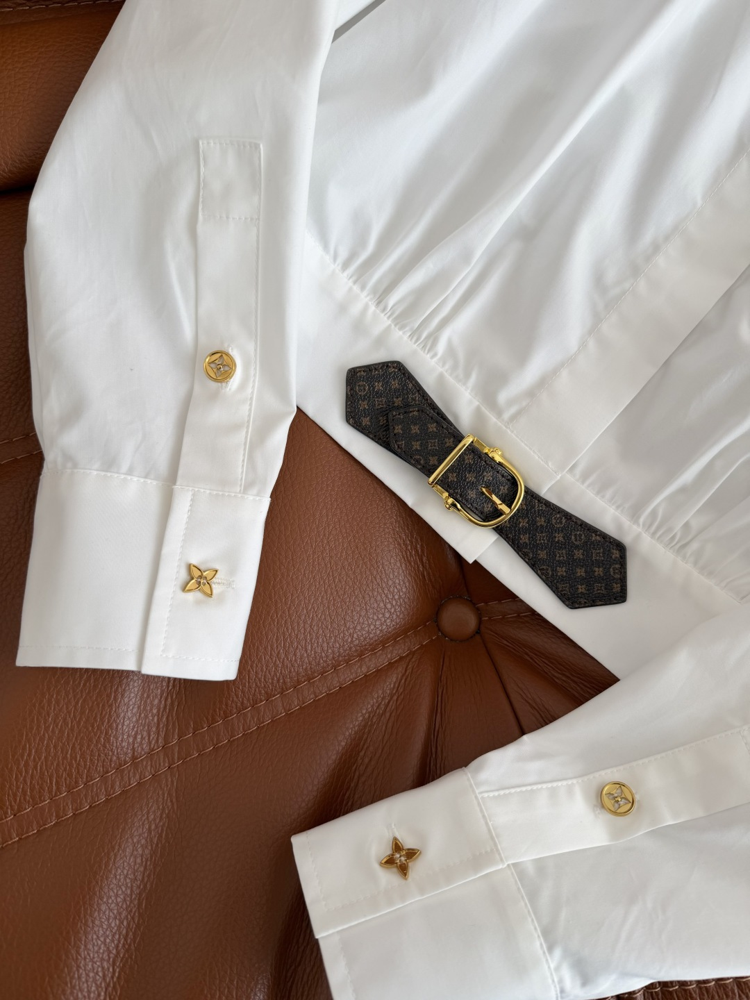 26早春新品 经典老花皮扣装饰短款衬衫 小短款的剪裁版型 随意搭配高腰下半身 变身视觉感一米八的长腿精 