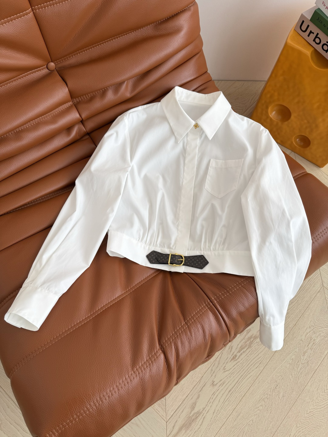 26早春新品 经典老花皮扣装饰短款衬衫 小短款的剪裁版型 随意搭配高腰下半身 变身视觉感一米八的长腿精 