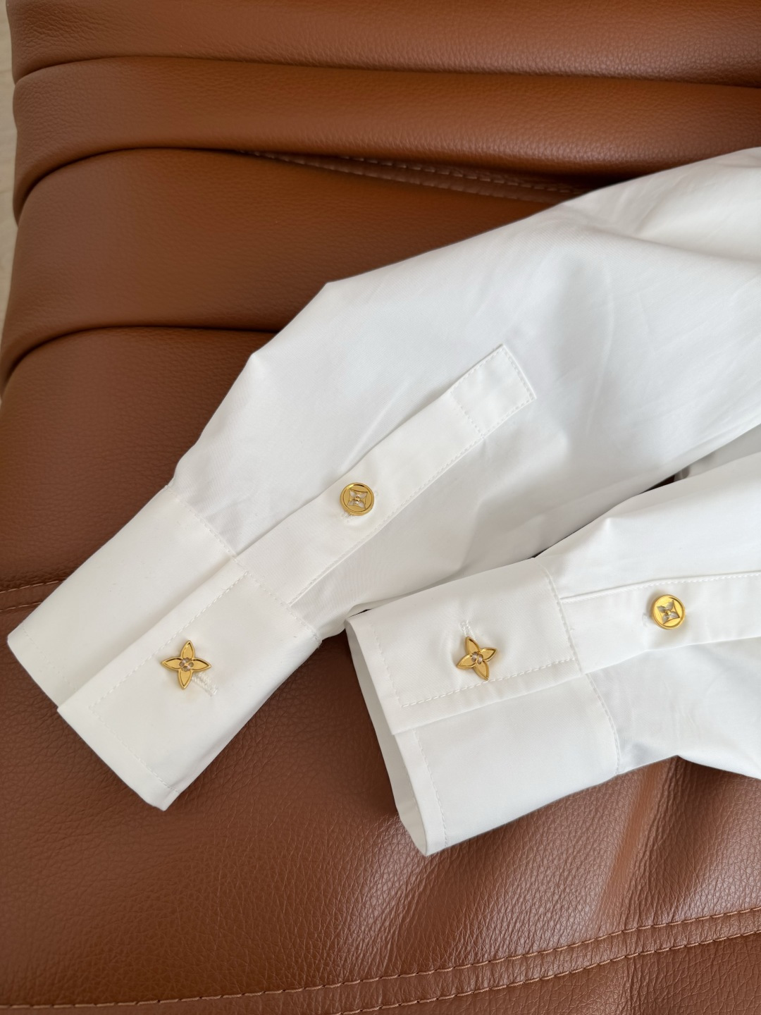 26早春新品 经典老花皮扣装饰短款衬衫 小短款的剪裁版型 随意搭配高腰下半身 变身视觉感一米八的长腿精 