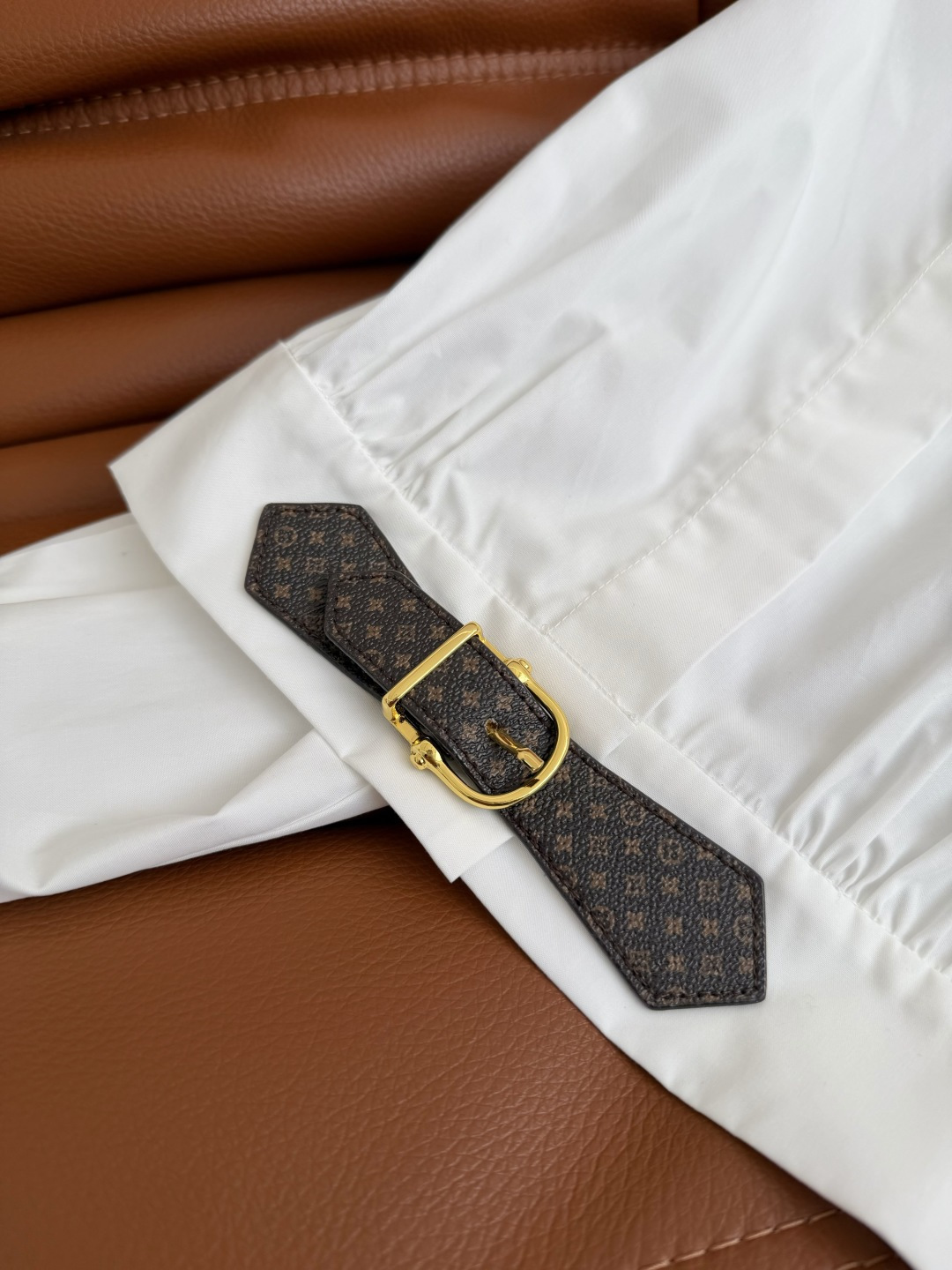 26早春新品 经典老花皮扣装饰短款衬衫 小短款的剪裁版型 随意搭配高腰下半身 变身视觉感一米八的长腿精 