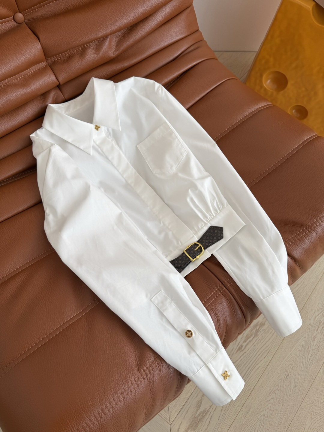 26早春新品 经典老花皮扣装饰短款衬衫 小短款的剪裁版型 随意搭配高腰下半身 变身视觉感一米八的长腿精 