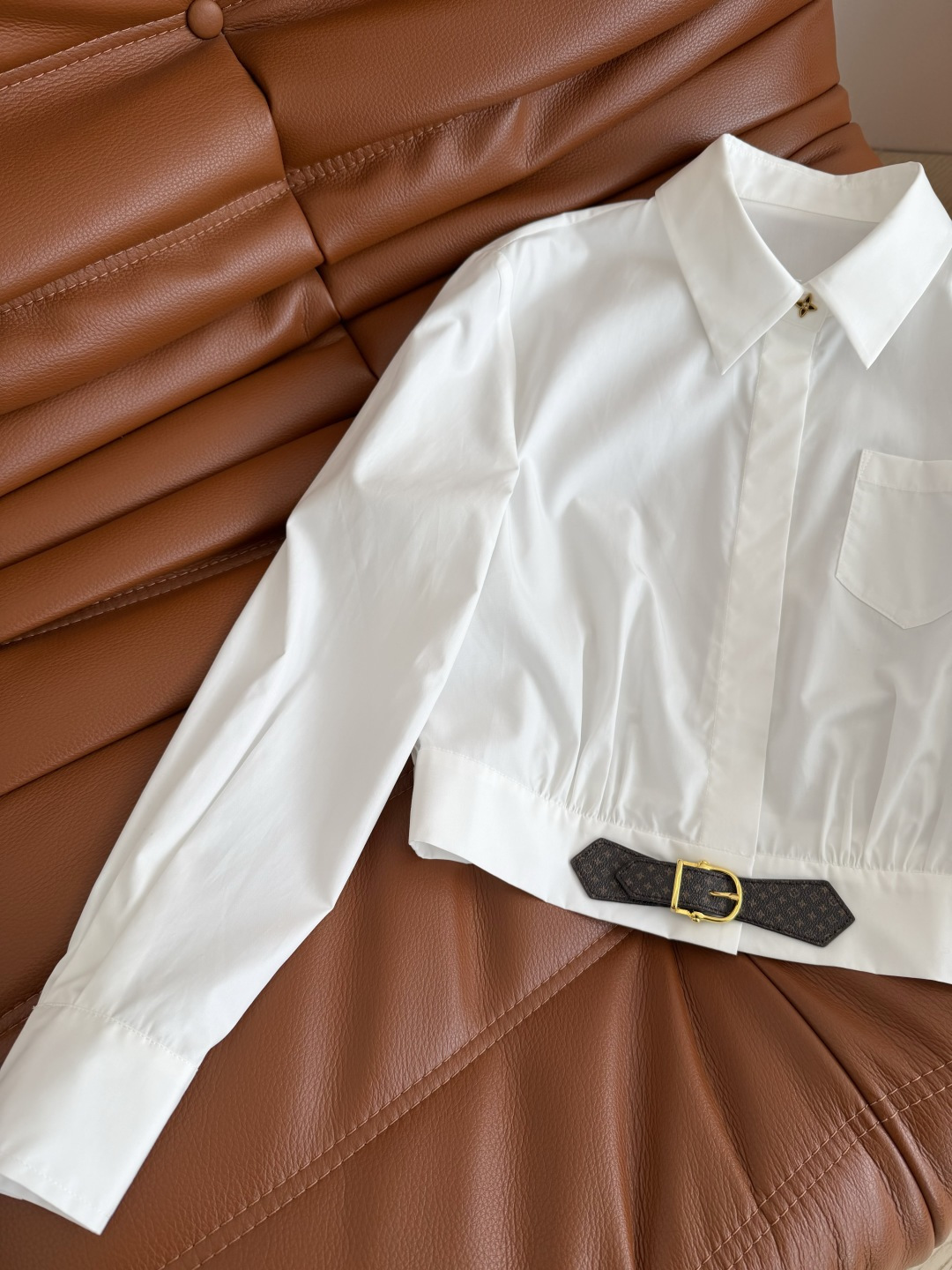 26早春新品 经典老花皮扣装饰短款衬衫 小短款的剪裁版型 随意搭配高腰下半身 变身视觉感一米八的长腿精 