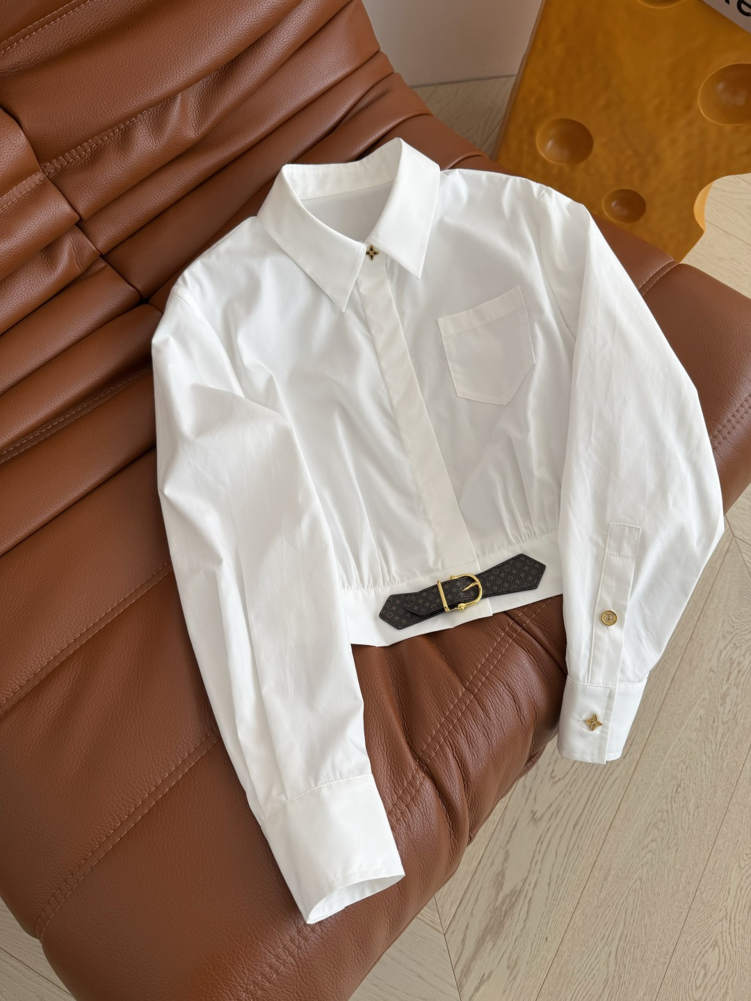 26早春新品 经典老花皮扣装饰短款衬衫 小短款的剪裁版型 随意搭配高腰下半身 变身视觉感一米八的长腿精 