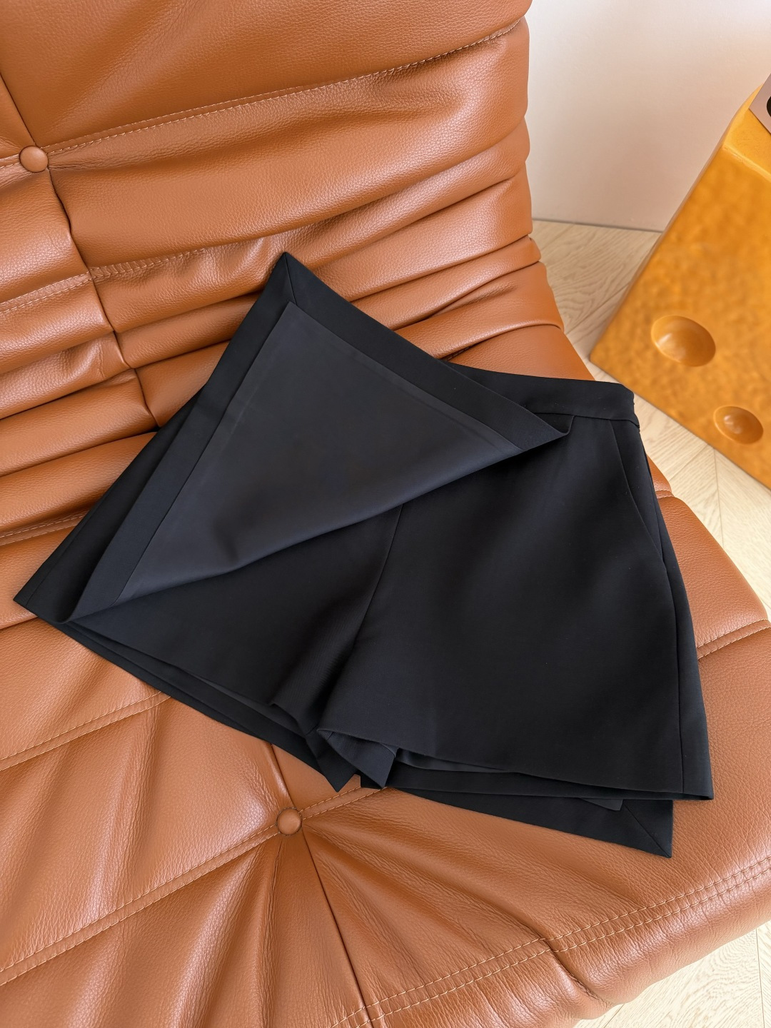 百搭王 26早春 CC小金属装饰裤裙 搭片设计裤裙超级好穿 前面看着是半裙 里面是短裤设计 非常实穿 妥