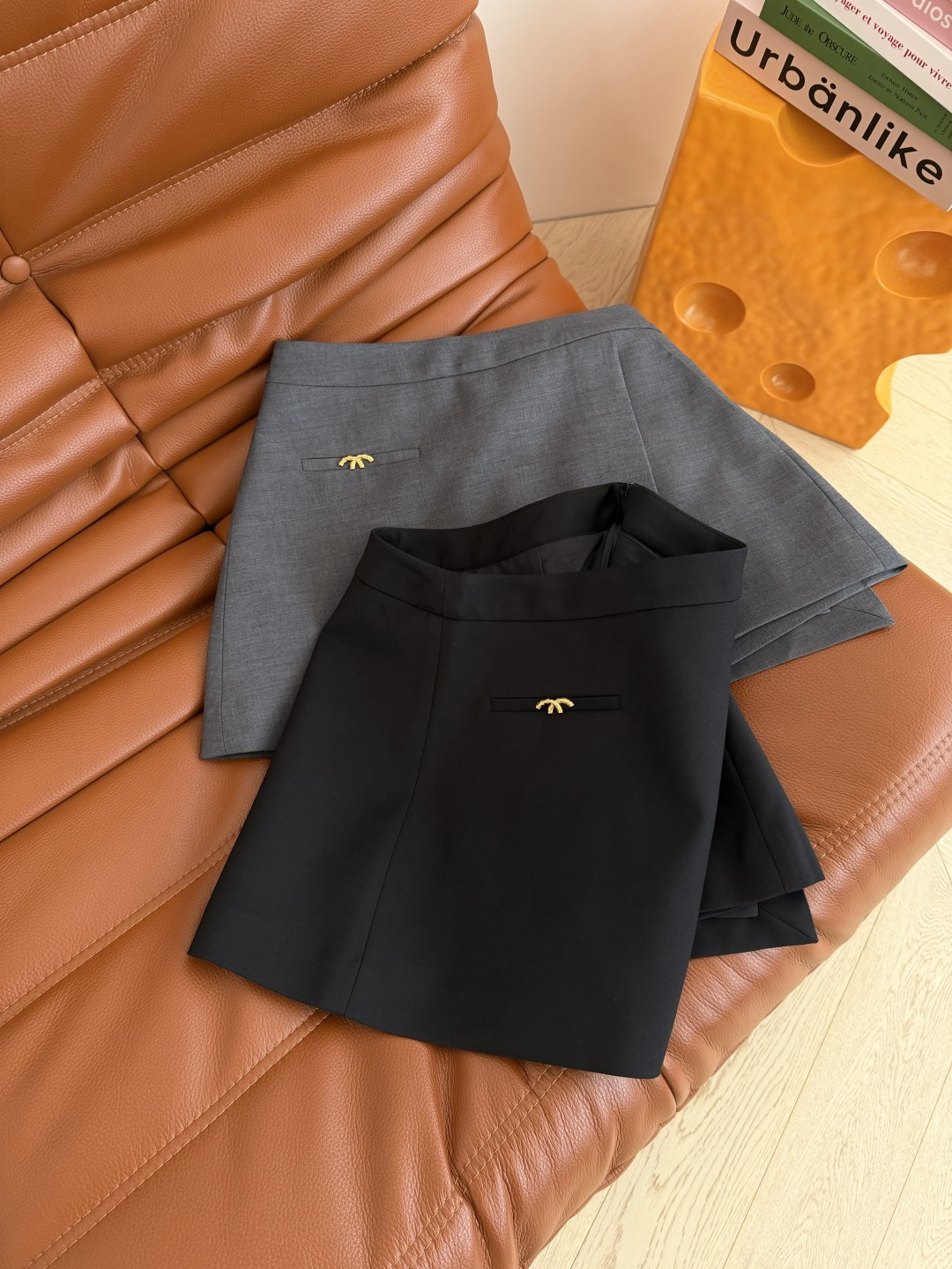 百搭王 26早春 CC小金属装饰裤裙 搭片设计裤裙超级好穿 前面看着是半裙 里面是短裤设计 非常实穿 妥