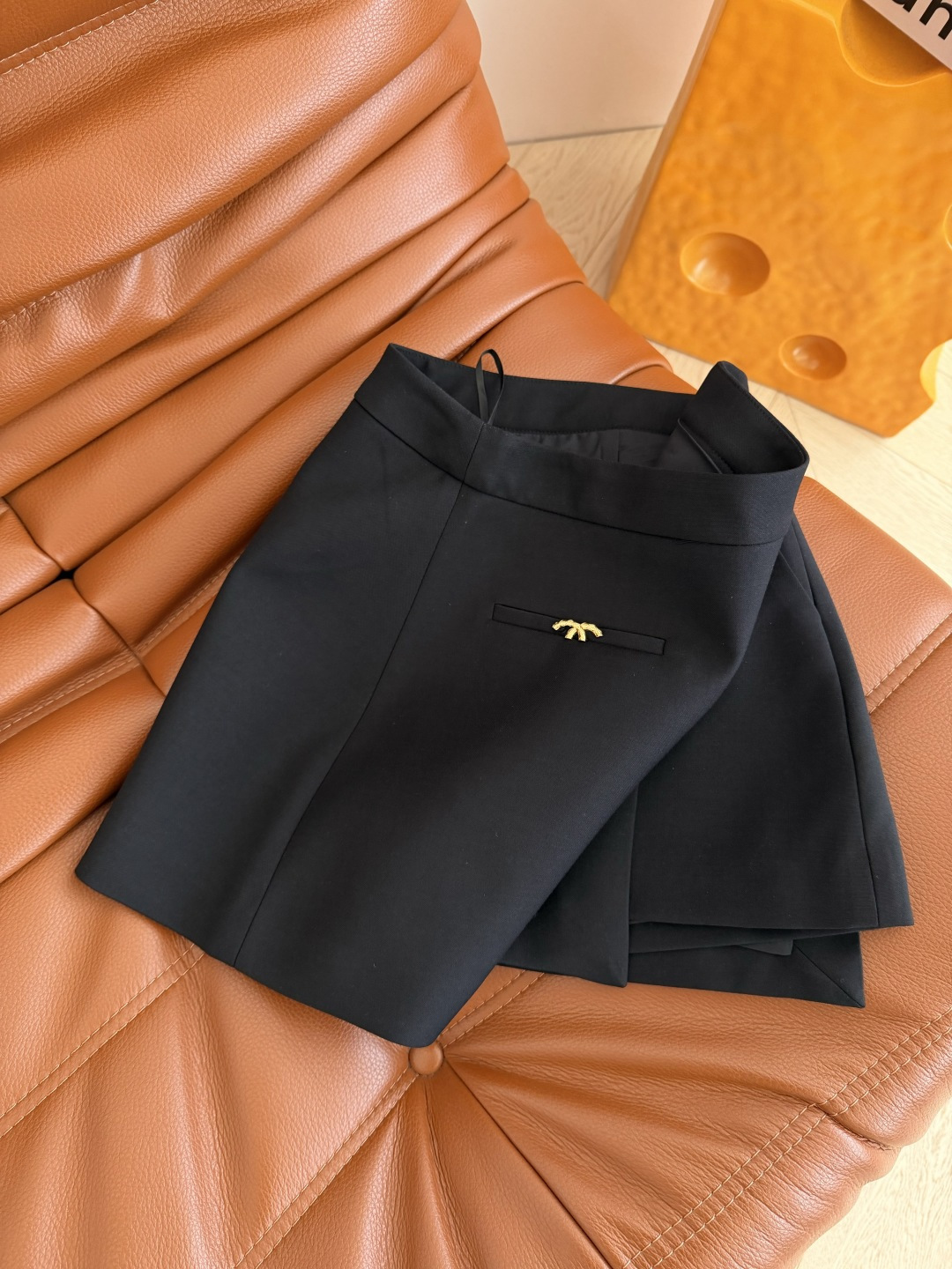 百搭王 26早春 CC小金属装饰裤裙 搭片设计裤裙超级好穿 前面看着是半裙 里面是短裤设计 非常实穿 妥