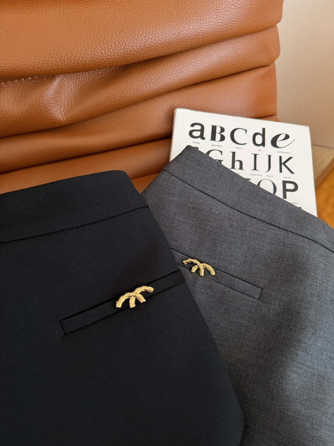 百搭王 26早春 CC小金属装饰裤裙 搭片设计裤裙超级好穿 前面看着是半裙 里面是短裤设计 非常实穿 妥