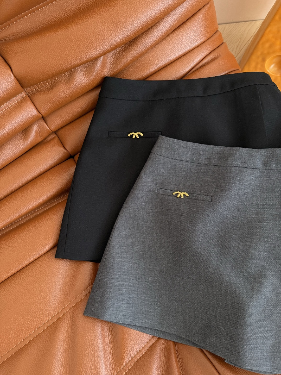 百搭王 26早春 CC小金属装饰裤裙 搭片设计裤裙超级好穿 前面看着是半裙 里面是短裤设计 非常实穿 妥