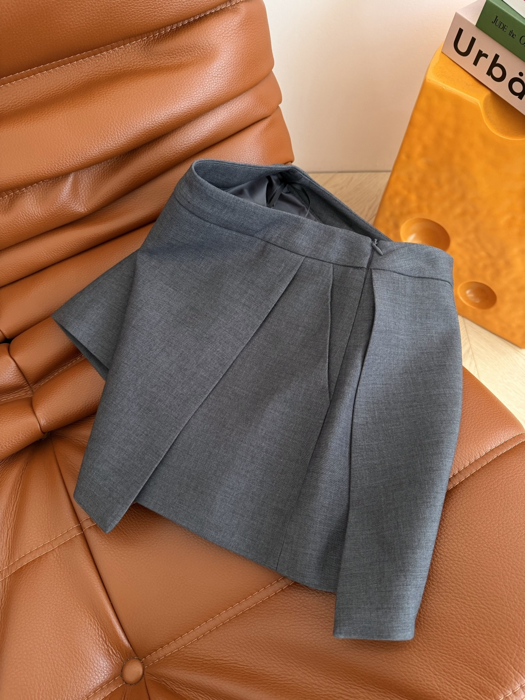 百搭王 26早春 CC小金属装饰裤裙 搭片设计裤裙超级好穿 前面看着是半裙 里面是短裤设计 非常实穿 妥