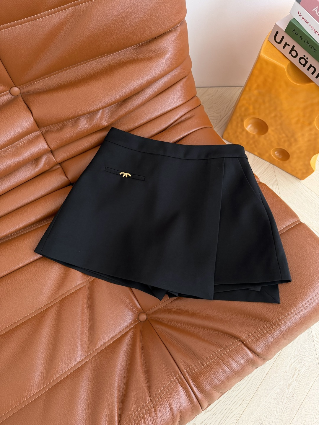 百搭王 26早春 CC小金属装饰裤裙 搭片设计裤裙超级好穿 前面看着是半裙 里面是短裤设计 非常实穿 妥