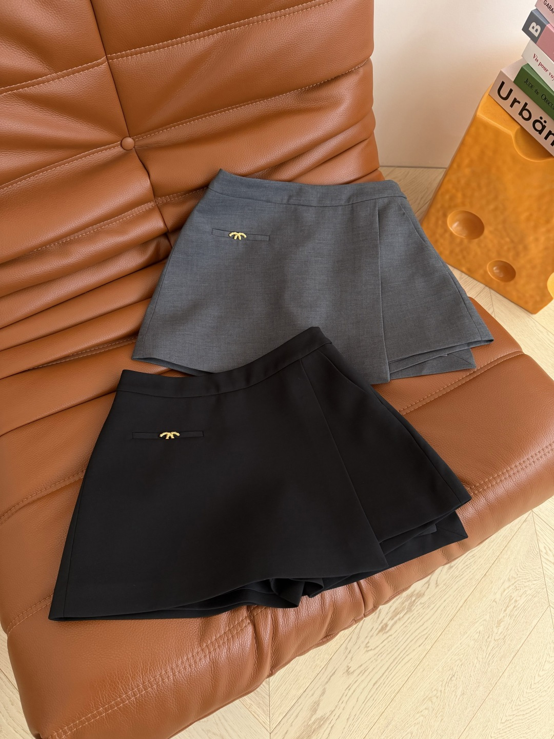 百搭王 26早春 CC小金属装饰裤裙 搭片设计裤裙超级好穿 前面看着是半裙 里面是短裤设计 非常实穿 妥