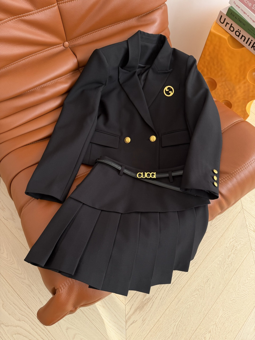 休闲一套搭配 26早春款 双G胸针装饰套装 短款西装外套搭配斜边搭片压褶半裙 半裙搭配了字母logo腰带