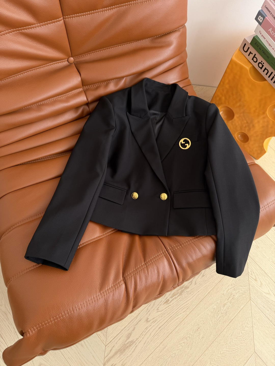 休闲一套搭配 26早春款 双G胸针装饰套装 短款西装外套搭配斜边搭片压褶半裙 半裙搭配了字母logo腰带