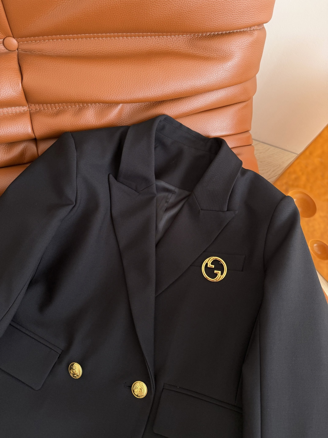 休闲一套搭配 26早春款 双G胸针装饰套装 短款西装外套搭配斜边搭片压褶半裙 半裙搭配了字母logo腰带