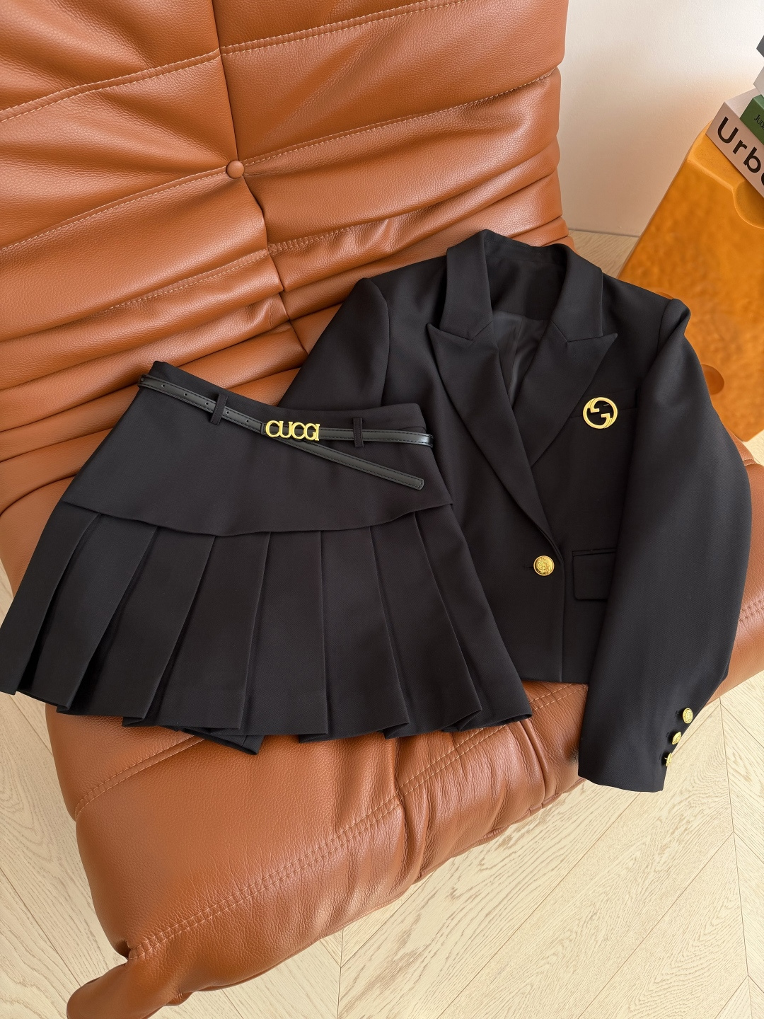 休闲一套搭配 26早春款 双G胸针装饰套装 短款西装外套搭配斜边搭片压褶半裙 半裙搭配了字母logo腰带