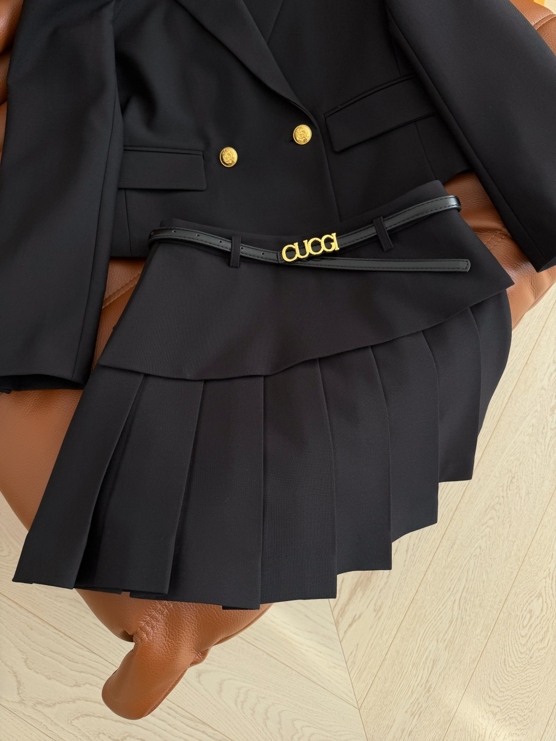 休闲一套搭配 26早春款 双G胸针装饰套装 短款西装外套搭配斜边搭片压褶半裙 半裙搭配了字母logo腰带