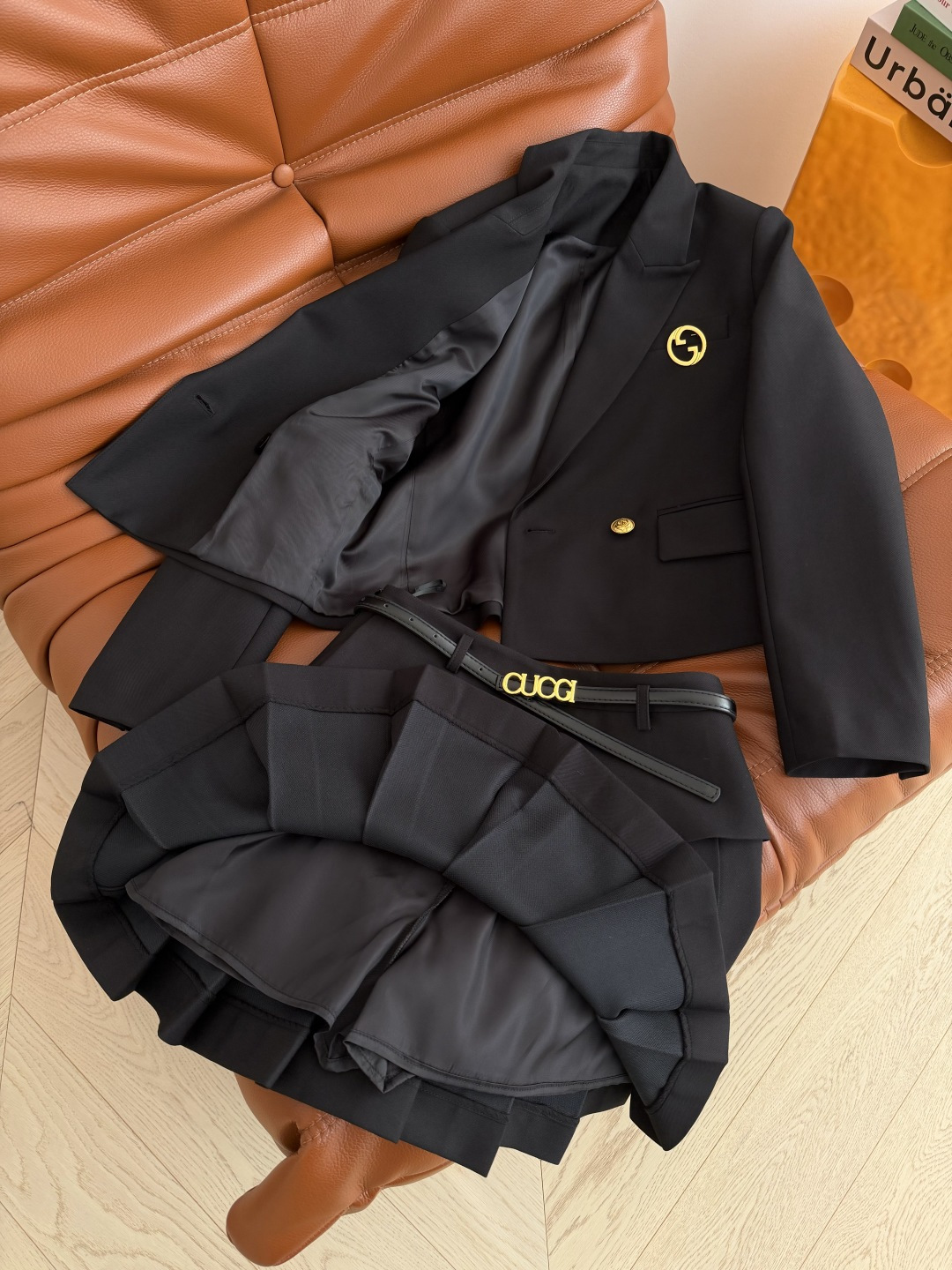 休闲一套搭配 26早春款 双G胸针装饰套装 短款西装外套搭配斜边搭片压褶半裙 半裙搭配了字母logo腰带