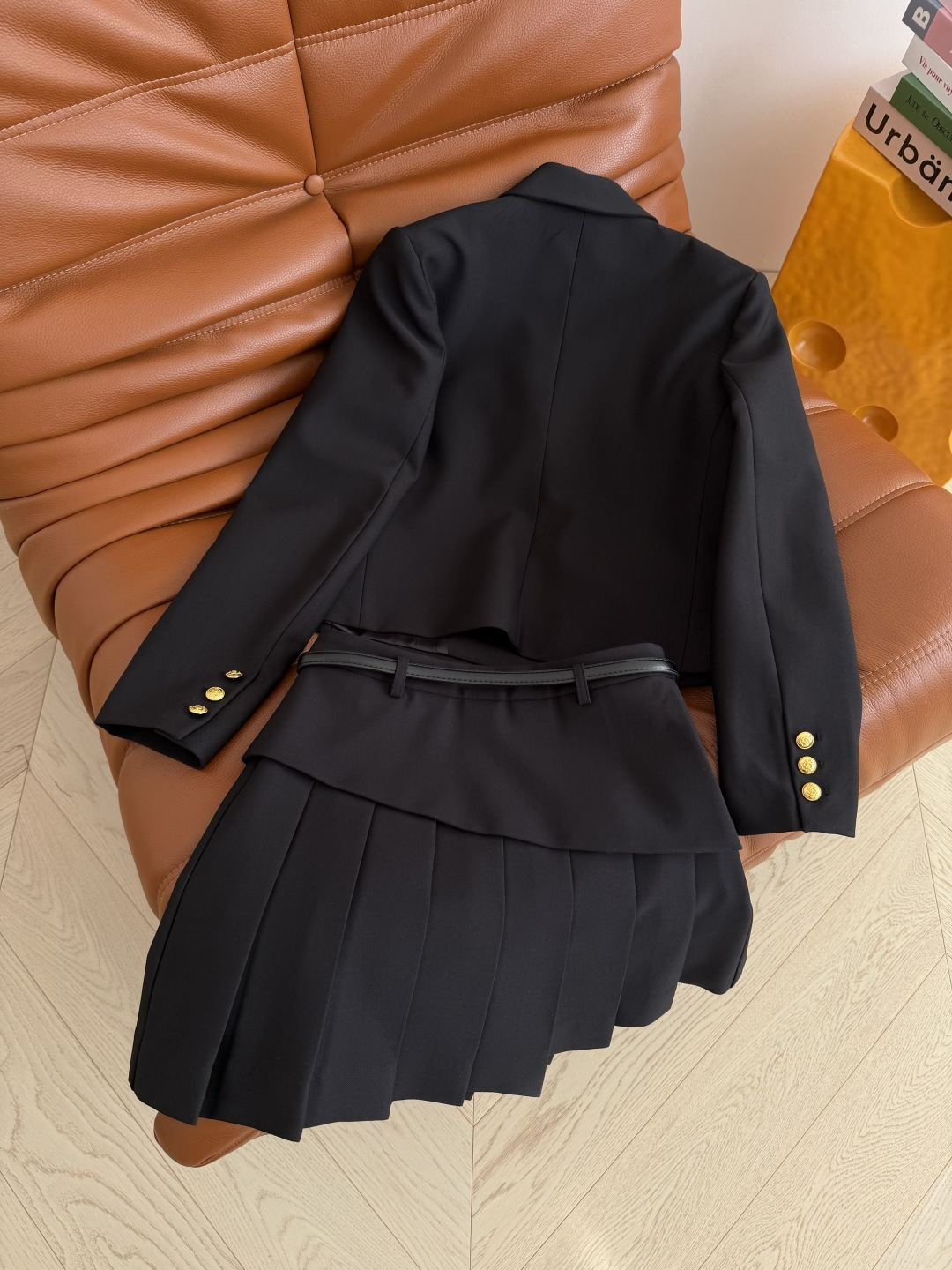 休闲一套搭配 26早春款 双G胸针装饰套装 短款西装外套搭配斜边搭片压褶半裙 半裙搭配了字母logo腰带