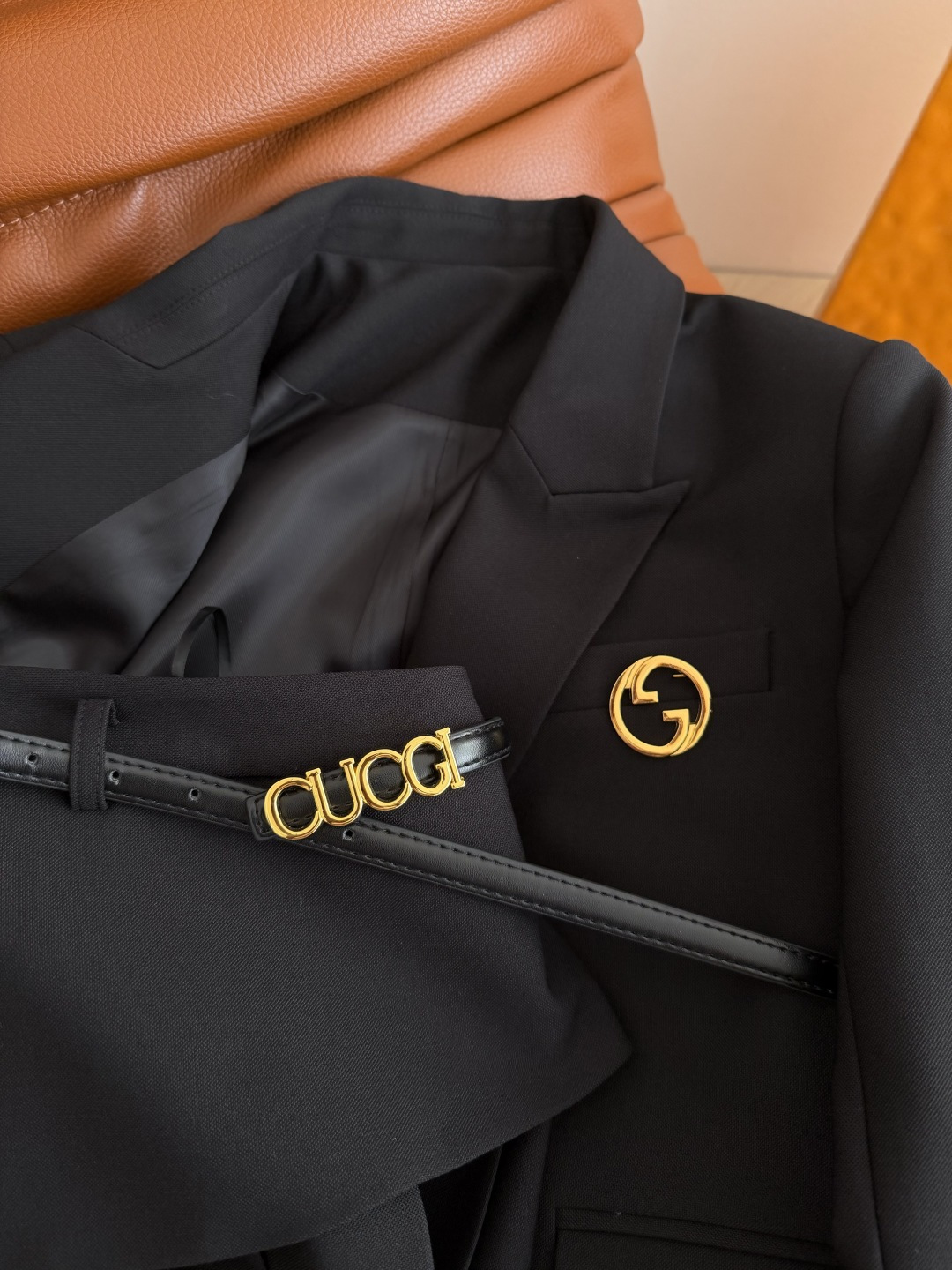 休闲一套搭配 26早春款 双G胸针装饰套装 短款西装外套搭配斜边搭片压褶半裙 半裙搭配了字母logo腰带