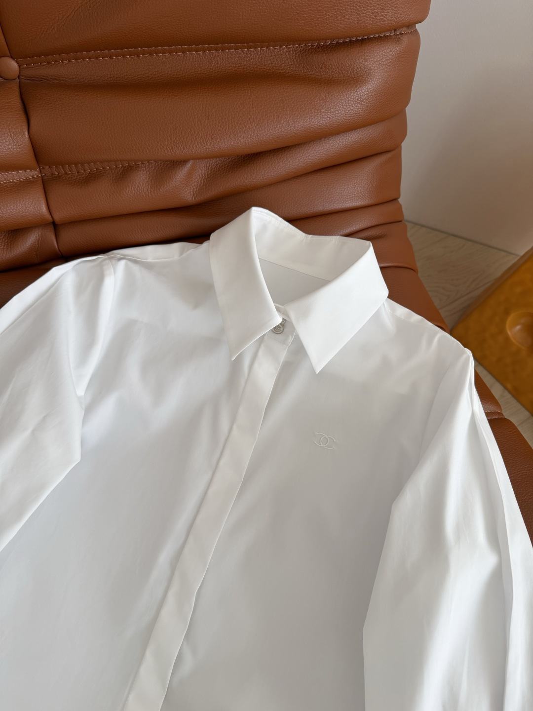 Jennie同款 26早春系列 小狮子扣装饰白衬衫 简约又特别百搭白衬衫 简约高颜值 两粒扣设计 袖子上