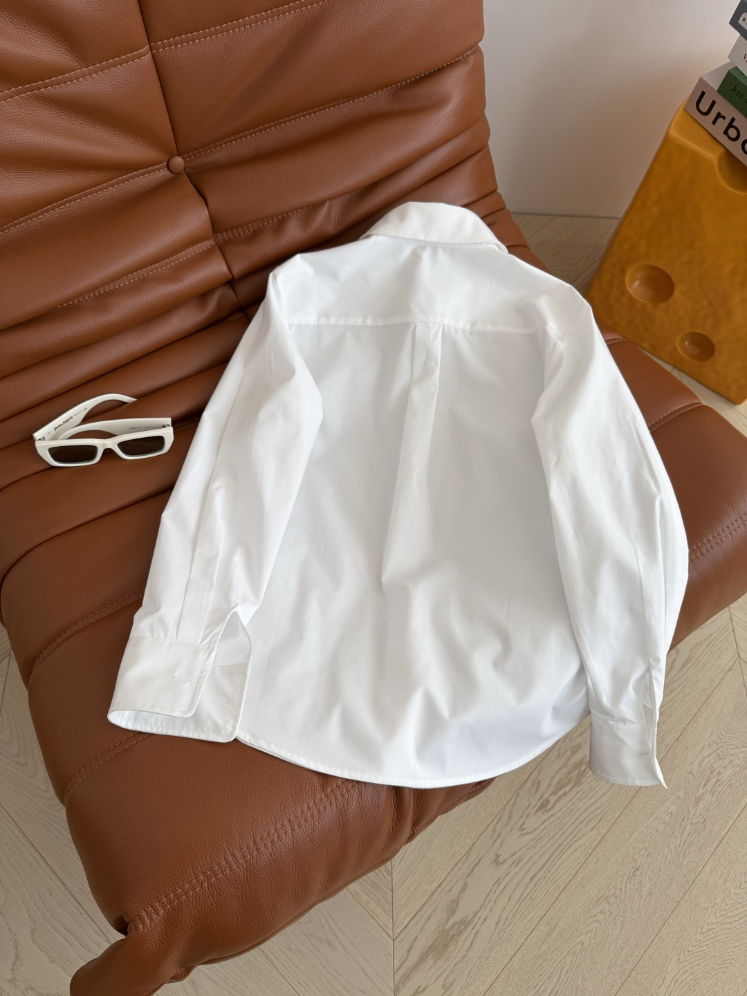 Jennie同款 26早春系列 小狮子扣装饰白衬衫 简约又特别百搭白衬衫 简约高颜值 两粒扣设计 袖子上