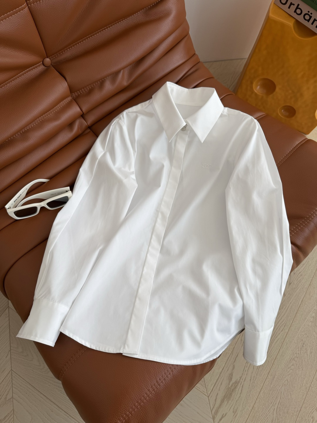 Jennie同款 26早春系列 小狮子扣装饰白衬衫 简约又特别百搭白衬衫 简约高颜值 两粒扣设计 袖子上