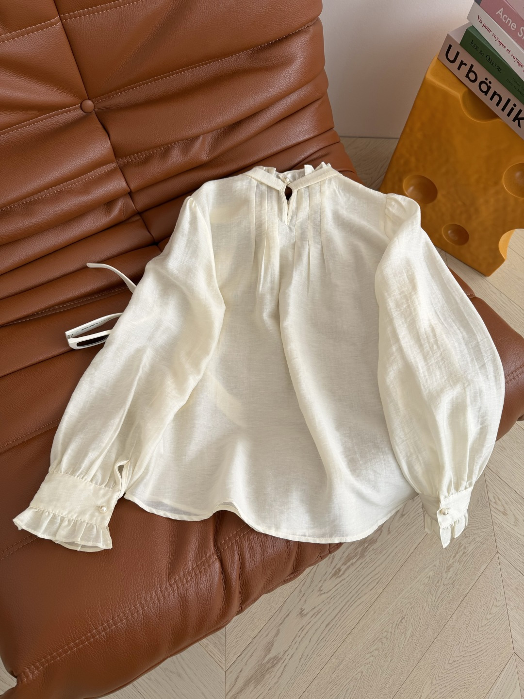 优雅气质 26新款 领口钉珠设计蝴蝶结衬衫 温柔米杏色 太提气质啦 妥妥的高光女主气质 领子侧边绑带蝴蝶