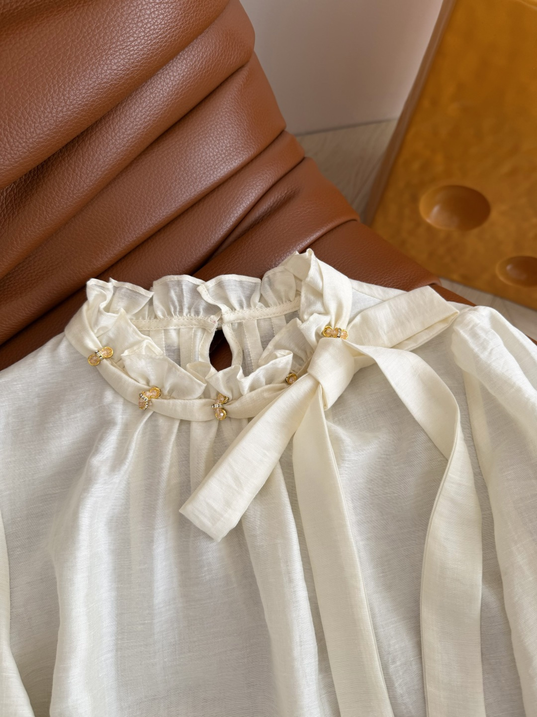 优雅气质 26新款 领口钉珠设计蝴蝶结衬衫 温柔米杏色 太提气质啦 妥妥的高光女主气质 领子侧边绑带蝴蝶