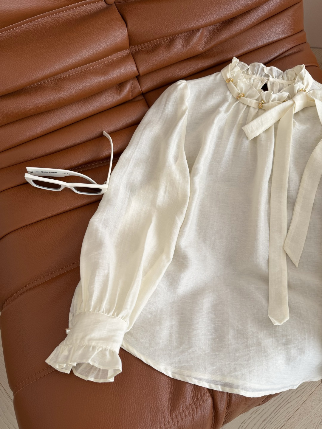 优雅气质 26新款 领口钉珠设计蝴蝶结衬衫 温柔米杏色 太提气质啦 妥妥的高光女主气质 领子侧边绑带蝴蝶