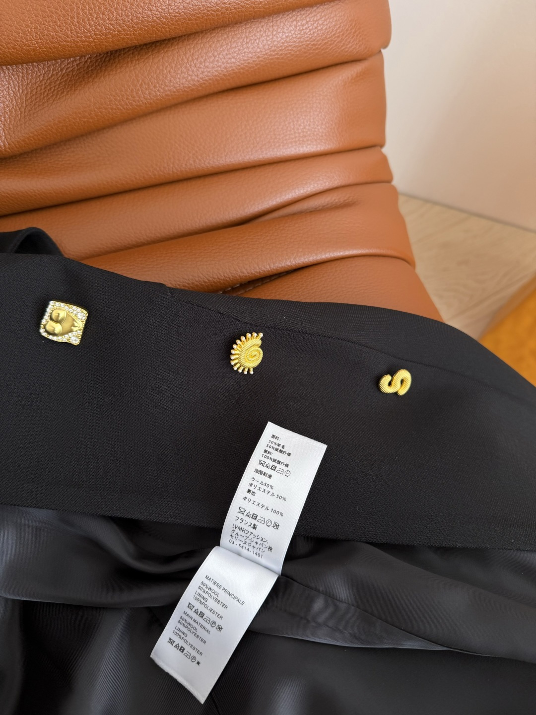 26早春新款 巴黎SCP～斜门襟异形扣子装饰连衣裙 很有设计感的裙子 简约又高级 门襟是不对称的设计 搭