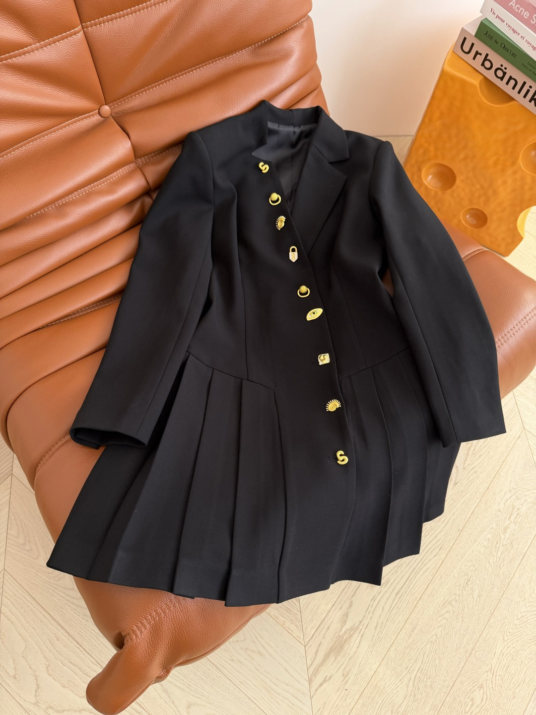 26早春新款 巴黎SCP～斜门襟异形扣子装饰连衣裙 很有设计感的裙子 简约又高级 门襟是不对称的设计 搭