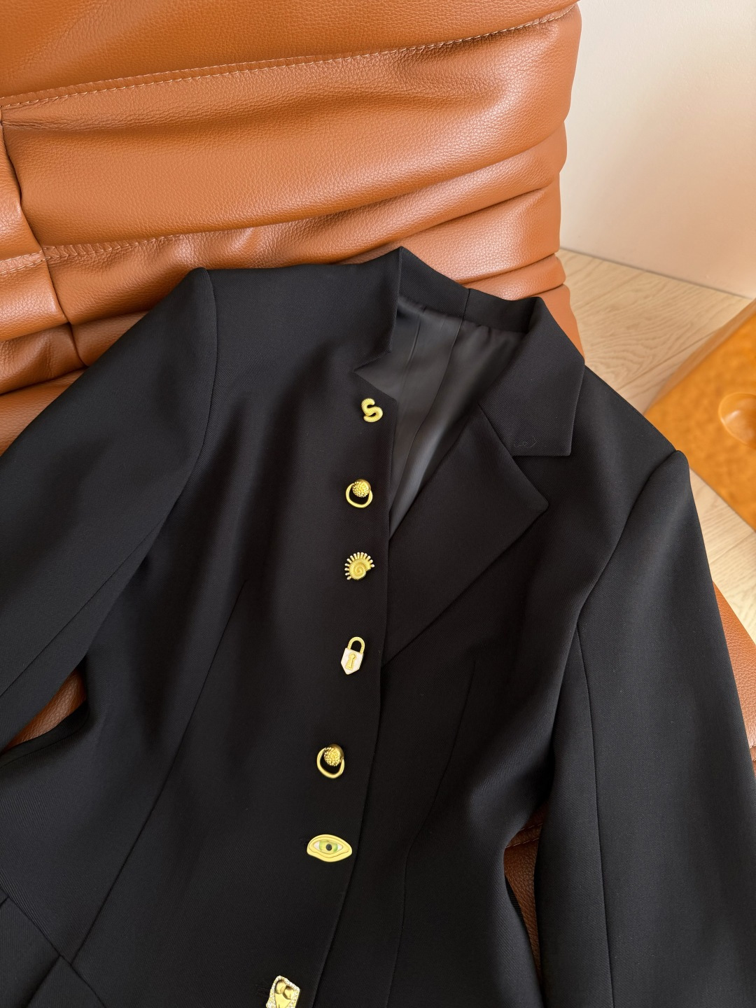 26早春新款 巴黎SCP～斜门襟异形扣子装饰连衣裙 很有设计感的裙子 简约又高级 门襟是不对称的设计 搭