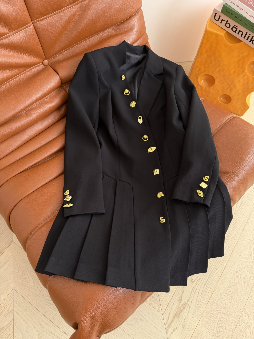 26早春新款 巴黎SCP～斜门襟异形扣子装饰连衣裙 很有设计感的裙子 简约又高级 门襟是不对称的设计 搭