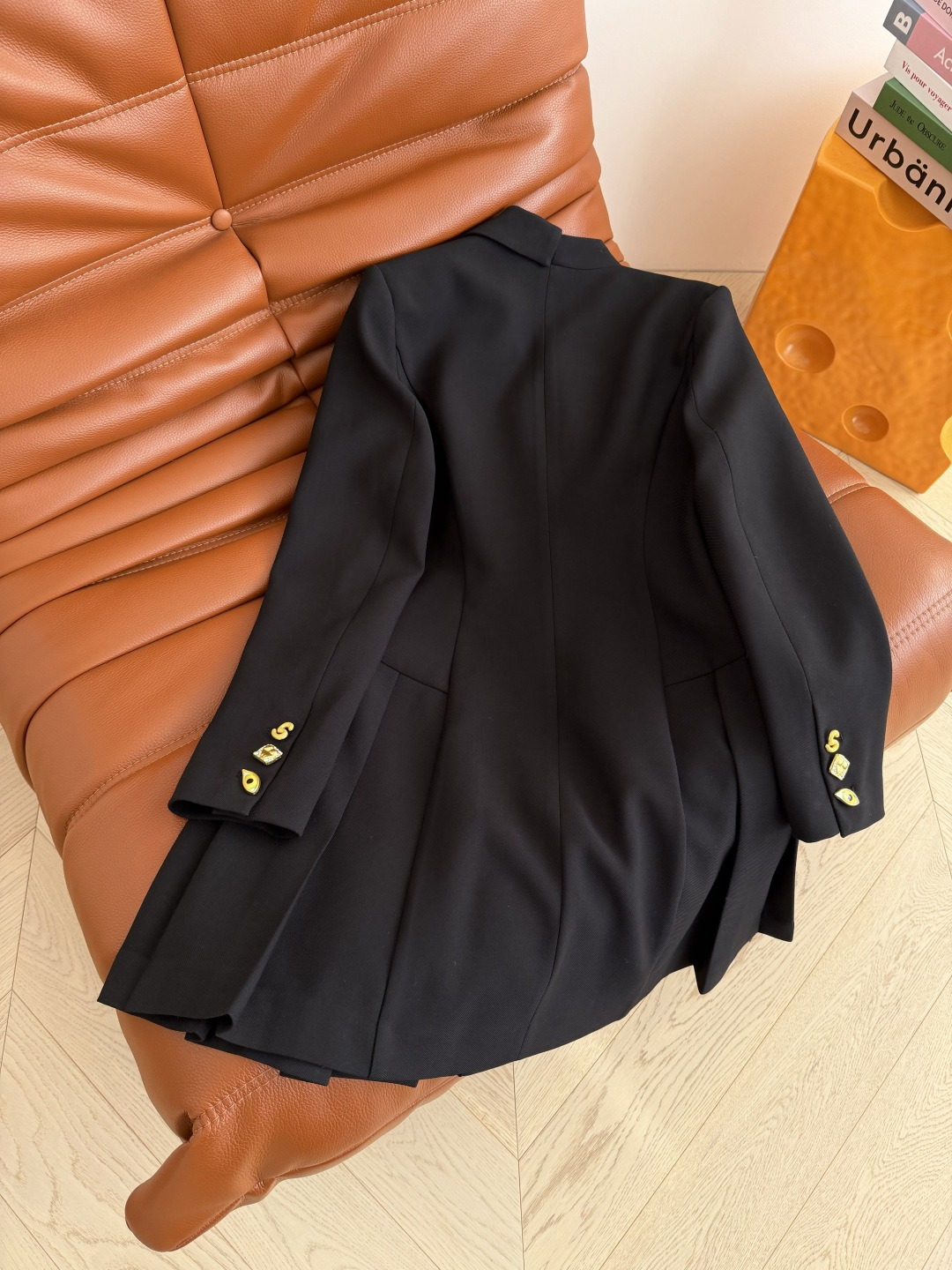 26早春新款 巴黎SCP～斜门襟异形扣子装饰连衣裙 很有设计感的裙子 简约又高级 门襟是不对称的设计 搭