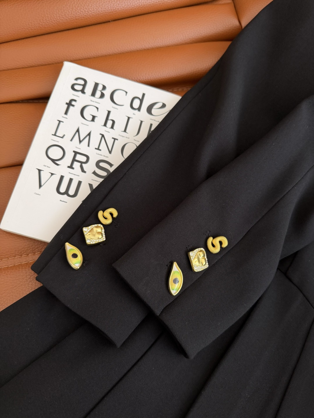 26早春新款 巴黎SCP～斜门襟异形扣子装饰连衣裙 很有设计感的裙子 简约又高级 门襟是不对称的设计 搭