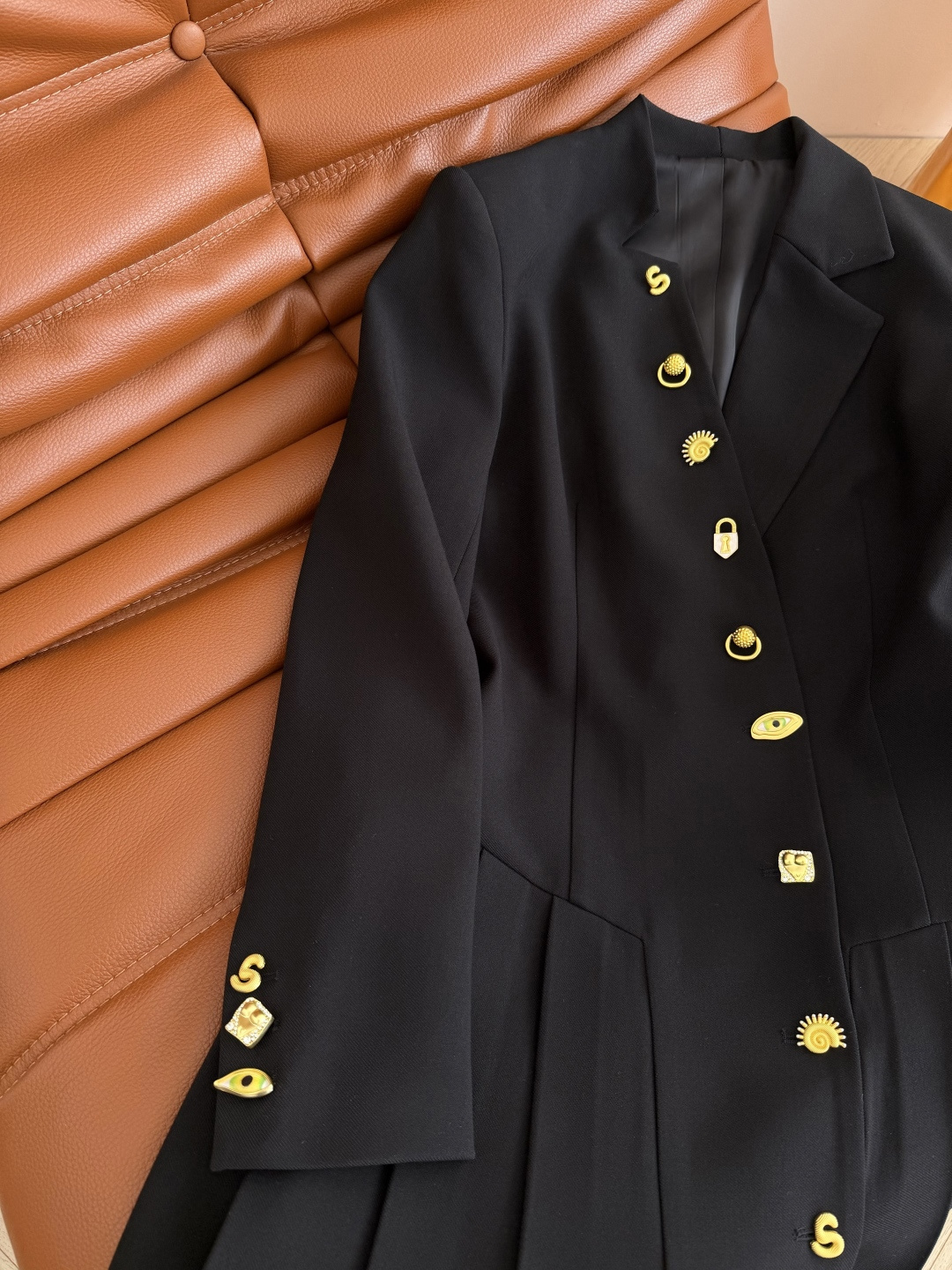 26早春新款 巴黎SCP～斜门襟异形扣子装饰连衣裙 很有设计感的裙子 简约又高级 门襟是不对称的设计 搭