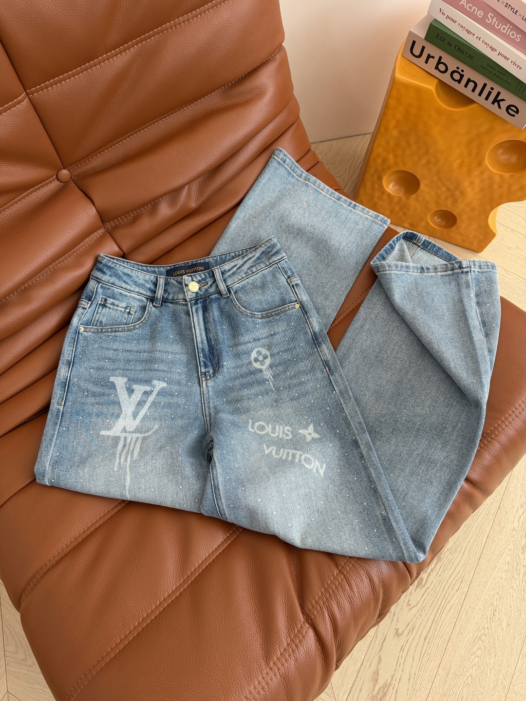 26早春 经典老花图案～重工烫钻+水洗logo浅蓝色牛仔裤 复古的浅蓝色洗水效果 很清爽 裤身烫细钻字母